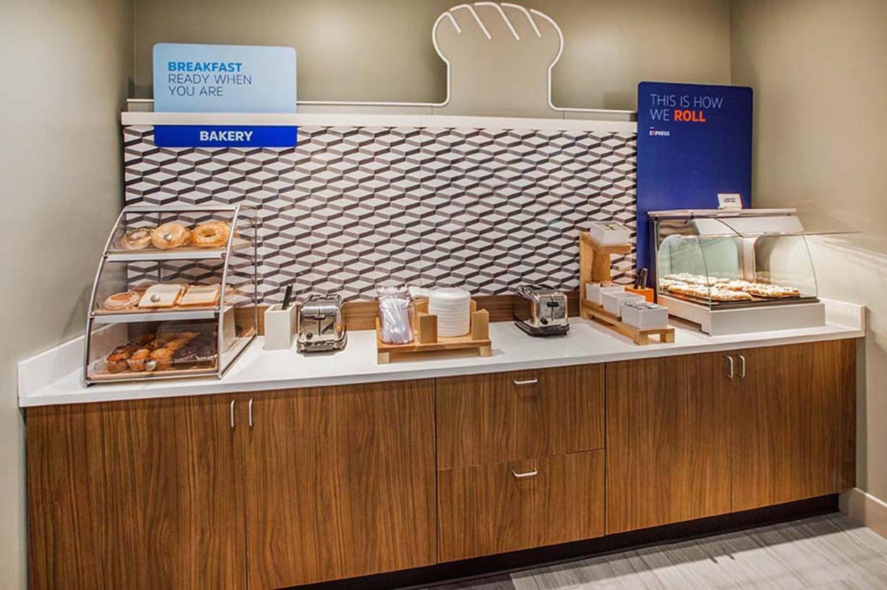 Holiday Inn Express Hotel And Suites Lincoln Airport By Ihg Extérieur photo